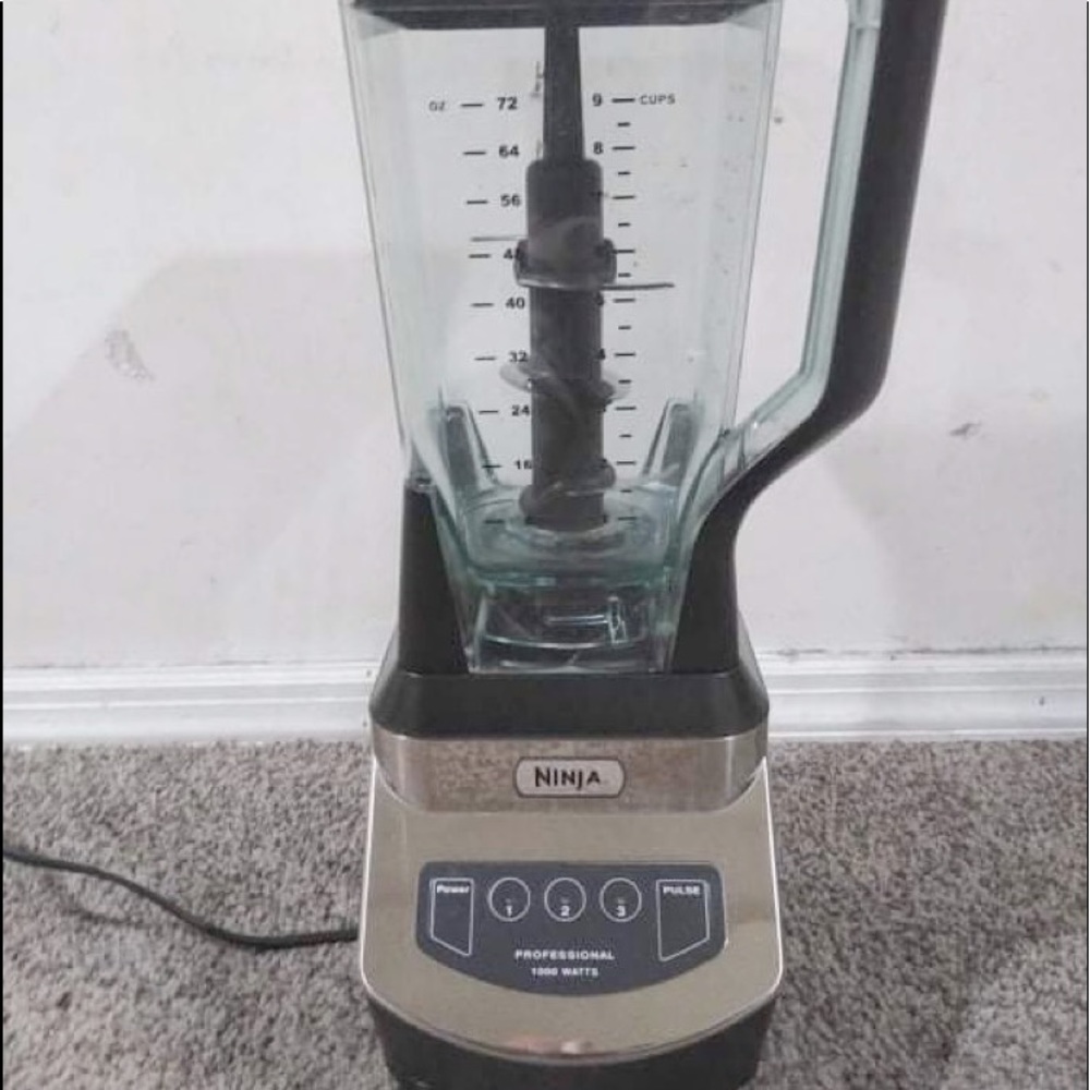 A Ninja professional blender/juicer 1000 watts